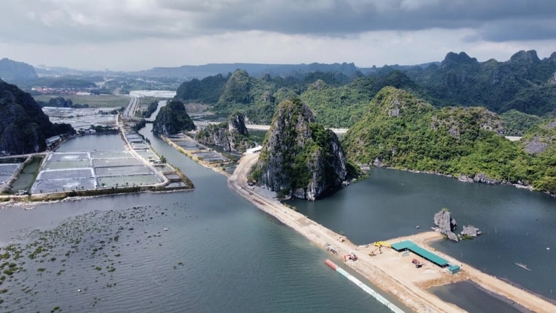 The controversial urban area being built in the buffer zone of Ha Long Bay, Quang Ninh province, northern Vietnam. Photo courtesy of Dan Tri (People's Intellect) newspaper.