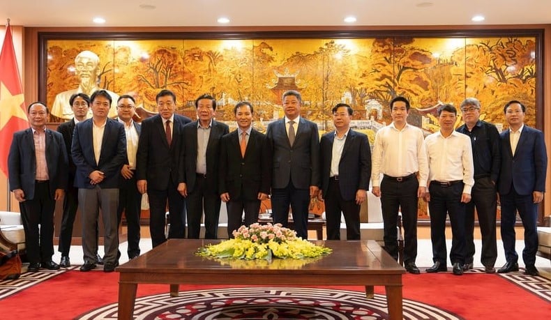 TWE CEO Kim Jung Chul (center), Hanoi Vice Chairman Nguyen Manh Quyen (to the right), Nguyen Anh Tuan, vice chairman of VAFIE and editor in chief of The Investor, at a meeting in Hanoi, November 8, 2023. Photo courtesy of Hanoi Moi (New Hanoi) newspaper.