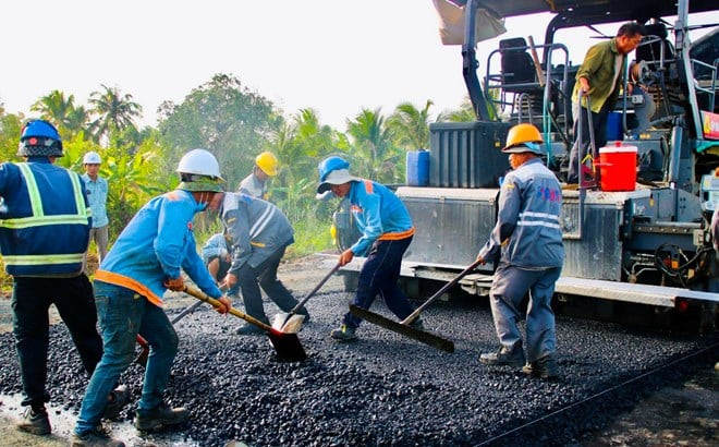 Work in progress on the 23-kilometer My Thuan-Can Tho Expressway running through the Mekong Delta provinces of Vinh Long and Dong Thap. Photo by The Investor/Phuong Anh.