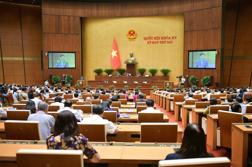 Vu Hong Thanh, Chairman of the National Assembly’s Economic Committee, delivers a report at a plenary session on November 9, 2023. Photo courtesy of the National Assembly's news portal.