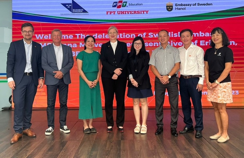 Swedish ambassador Ann Måwe (fourth left) and representatives of Swedish companies at FPT University in Danang. Photo courtesy of the Swedish embassy.