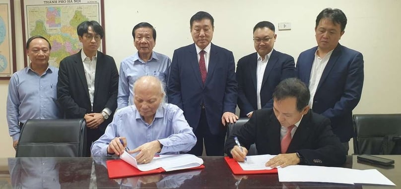 Leaders of VAFIE and TWE sign a memorandum of understanding in Hanoi on November 7, 2023. Photo by The Investor/Nguyen Thoan.