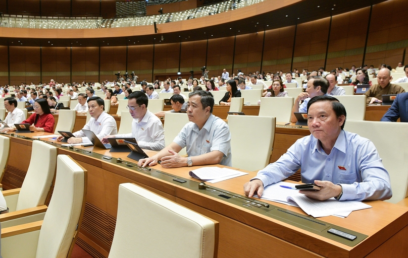 Vice Chairman of the National Assembly Nnguyen Khac Dinh (first right) and other legislators are seen ready to vote on a a parliament resolution, November 10, 2023. Photo courtesy of National Assembly portal.