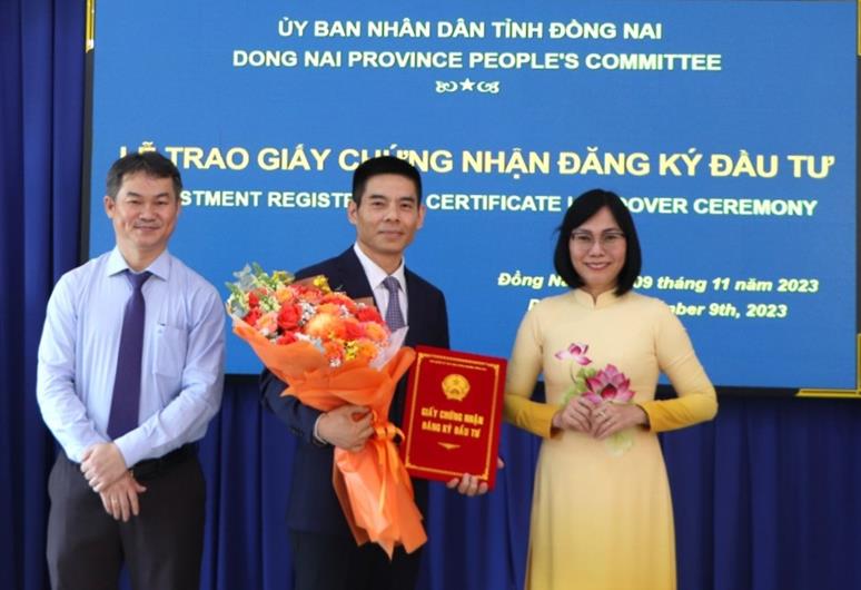 Dong Nai Vice Chairman Nguyen Thi Hoang (right) grants an investment certificate to Shenzhen MTC in Dong Nai province on November 9, 2023. Photo courtesy of Dong Nai's news portal.