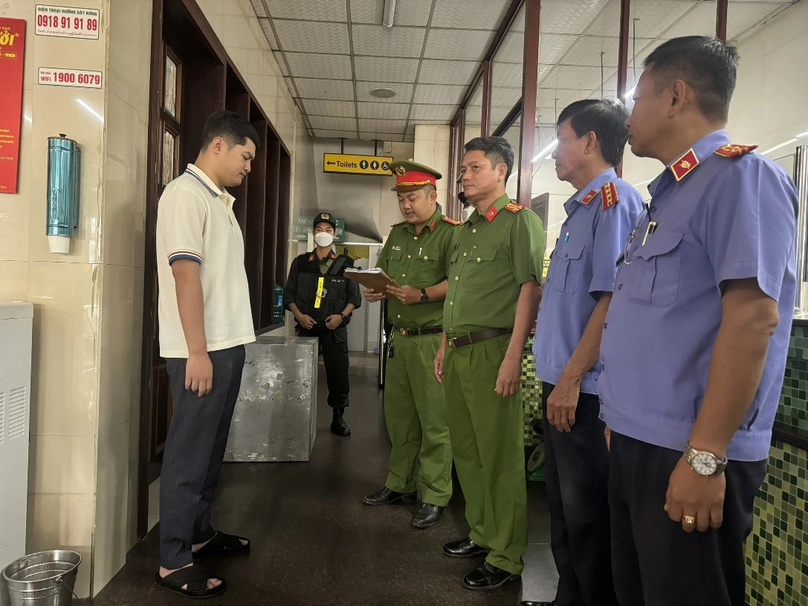 A police officer reads an order to detain Le Duong, deputy director of transport company Thanh Buoi. Photo courtesy of Thanh Nien (Young People) newspaper.