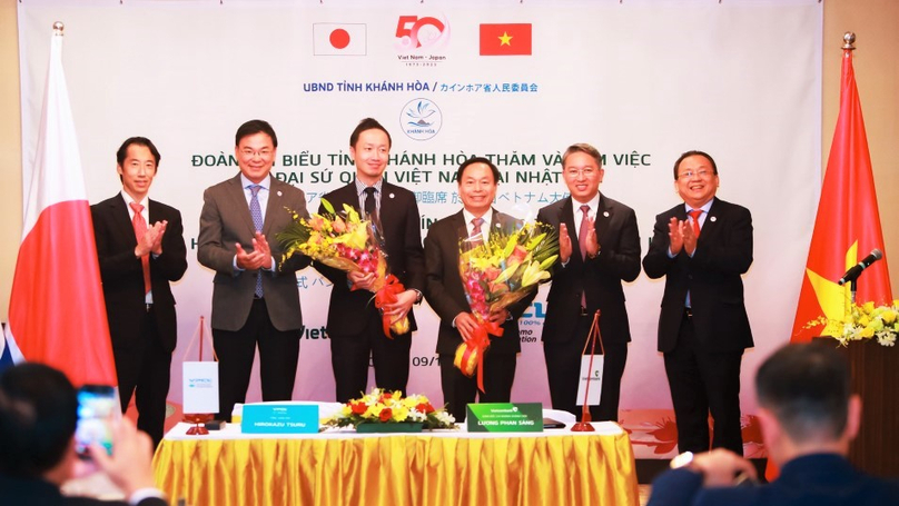 Officials of Khanh Hoa province, Vietcombank's Khanh Hoa branch staff and Van Phong Power Company representatives at the signing ceremony for a $140 mln credit agreement in Tokyo, November 9, 2023. Photo courtesy of Khanh Hoa newspaper.