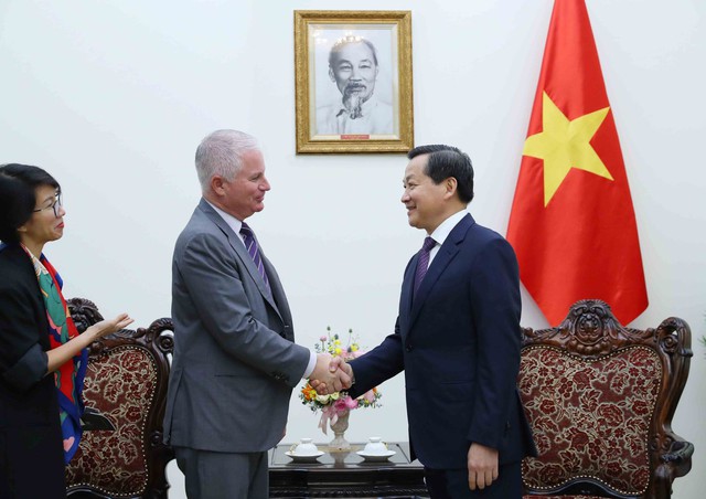 Vietnam’s Deputy Prime Minister Le Minh Khai meets Charles Kaye, CEO of Warburg Pincus in Hanoi, November 10. Photo courtesy of the government's news portal.