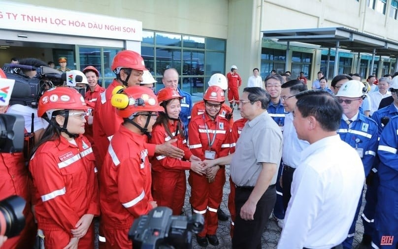 PM Pham Minh Chinh talks with Nghi Son oil refinery staff during his visit to the complex on November 11, 2023. Photo courtesy of Thanh Hoa newspaper.