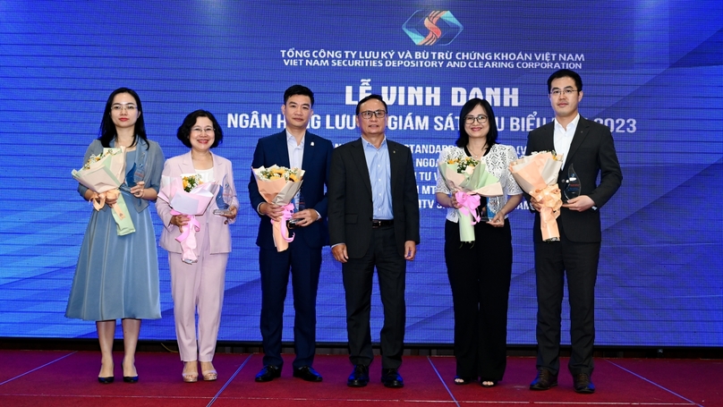 Representatives of Shinhan Bank receive the ‘Outstanding Depository and Supervisory Bank 2023’ award from the Vietnam Securities Depository and Clearing Corporation. Photo courtesy of Shinhan Bank.