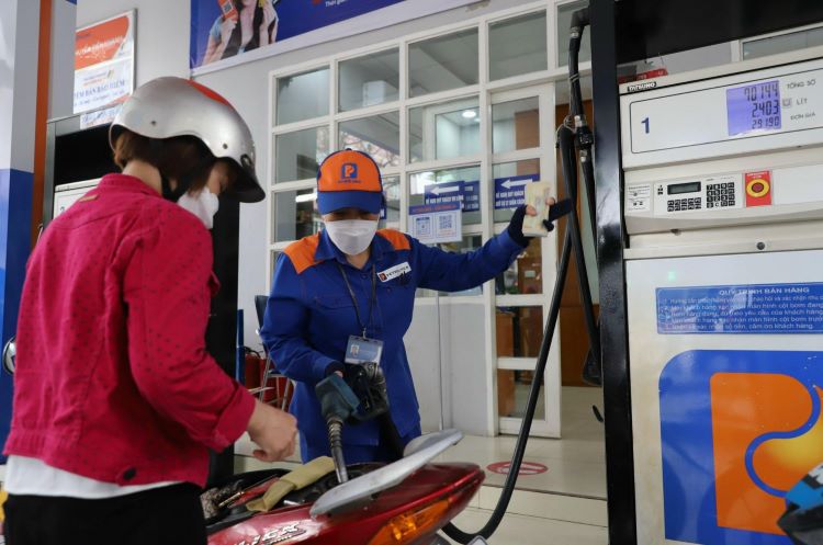 A gasoline station employer refills a motobike. Photo courtesy of the government's news portal.
