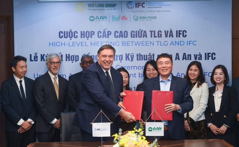 Representatives of Tan Long Group and International Financial Corporation exchanged cooperation agreement documents, November 2023. Photo courtesy of IFC.