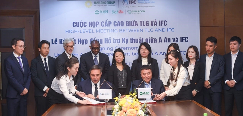 Representatives of Tan Long Group and International Financial Corporation sign a new advisory agreement for the former's A An Food JSC. Photo courtesy of IFC.