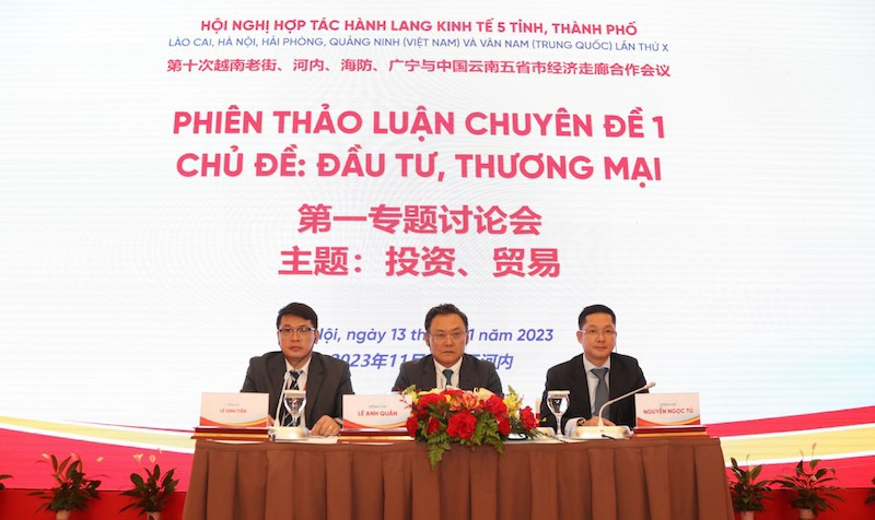 Nguyễn Ngọc Tú (ngoài cùng bên phải), Phó Giám đốc Sở Kế hoạch và Đầu tư Hà Nội, tham gia tọa đàm về hợp tác kinh tế giữa các địa phương Trung Quốc và Việt Nam, ngày 13 tháng 11 năm 2023. Ảnh do Kinh tế & Đỗ Thị (Kinh tế & Đô thị) cung cấp báo.
