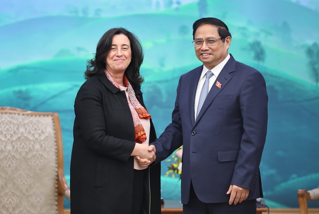 Prime Minister Pham Minh Chinh (right) shakes hands with WB regional vice president for East Asia and Pacific Manuela V. Ferro at a meeting in Hanoi, November 14, 2023. Photo courtesy of the government's news portal.