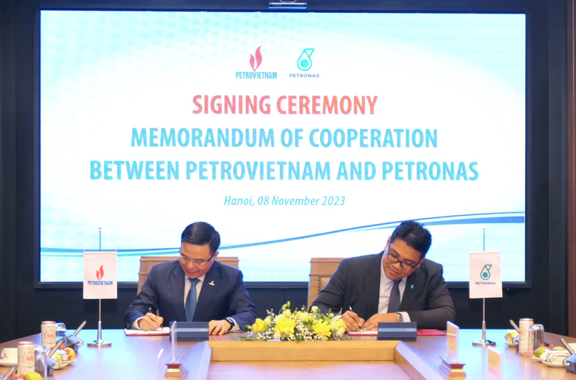  Petronas president and CEO Muhammad Taufik (right) and Petrovietnam president and CEO Le Manh Hung (left) at the Memorandum of Cooperation signing ceremony in Hanoi on November 8, 2023. Photo courtesy of Petronas.