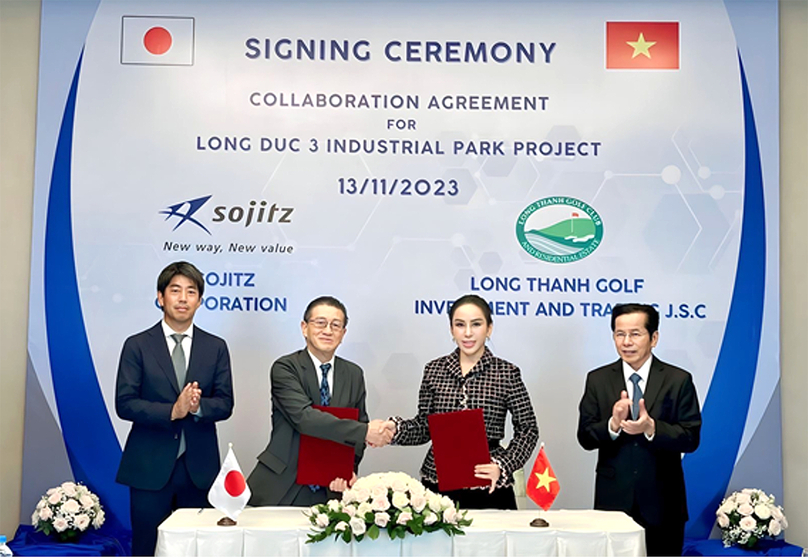  Leaders of Sojitz and Long Thanh Golf sign an agreement on November 13, 2023. Photo courtesy of Sojitz.