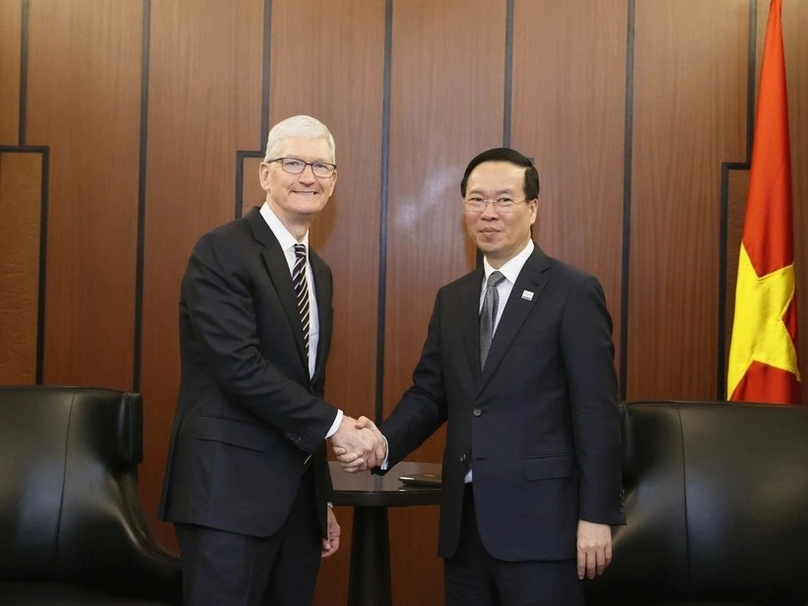 President Vo Van Thuong (right) and Apple CEO Tim Cook meet in San Francisco, November 15, 2023. Photo courtesy of the Vietnam News Agency.