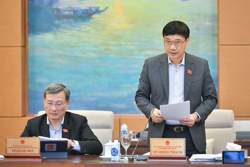 Vu Hong Thanh (right), head of the National Assembly's economic committee, speaks at the National Assembly Standing Committee's meeting in Hanoi, November 16, 2023. Photo courtesy of the National Assembly.