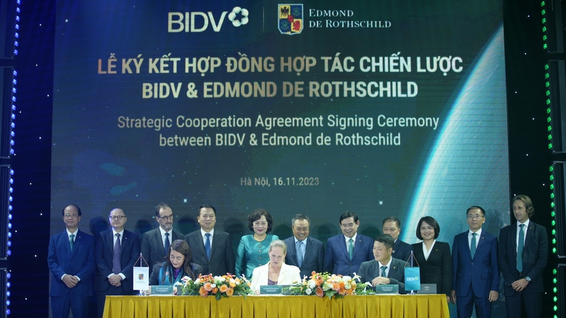 Executives of BIDV and Edmond de Rothschild sign a strategic cooperation agreement in Hanoi, November 16, 2023. Photo courtesy of BIDV.