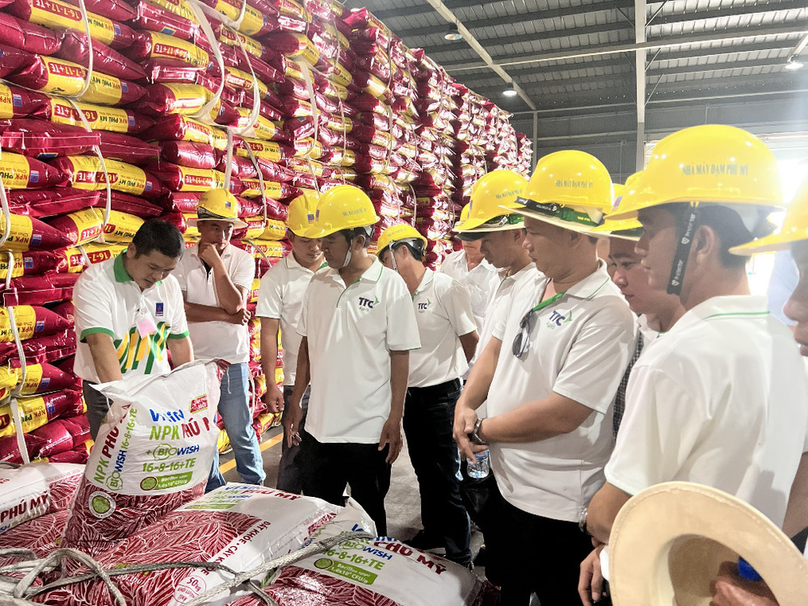 Nguyen Thanh Hieu (first, left) introduces NPK fertilizers to sugarcane farmers visiting Phu My NPK Plant. Photo courtesy of the Petrovietnam Fertilizer and Chemicals Corporation.