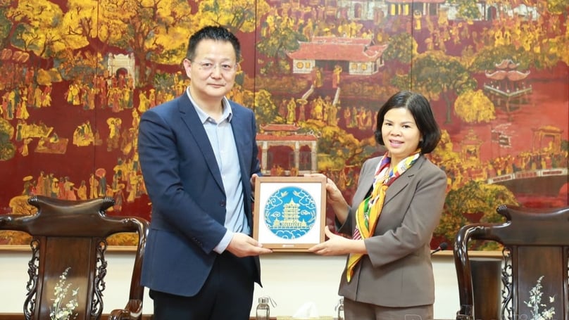 Chủ tịch Bắc Ninh Nguyễn Hương Giang (phải) và Ma Xinqiang, Chủ tịch kiêm Chủ tịch HG Tech, gặp mặt tại tỉnh phía Bắc, ngày 16/11/2023. Ảnh do báo Bắc Ninh cung cấp.