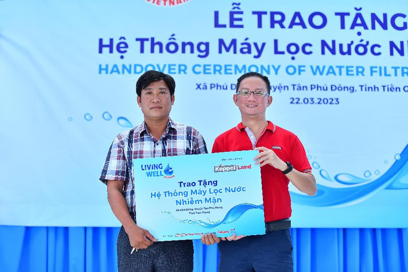 Joseph Low (right), president (Vietnam), real estate, Keppel Corporation, and Tran Van Tro, vice president of Phu Dong Commune People's Committee, Tan Phu Dong district, Tien Giang province, at the launch event for the Living Well initiative in Tien Giang, southern Vietnam. Photo courtesy of Keppel.