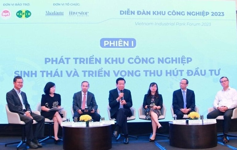 Nguyen Anh Tuan (middle), Editor-in-chief of The Investor, moderates a panel discussion of the Vietnam Industrial Park Forum 2023: Towards Green Growth in Ho Chi Minh City, November 16, 2023. Photo by The Investor/Le Toan.