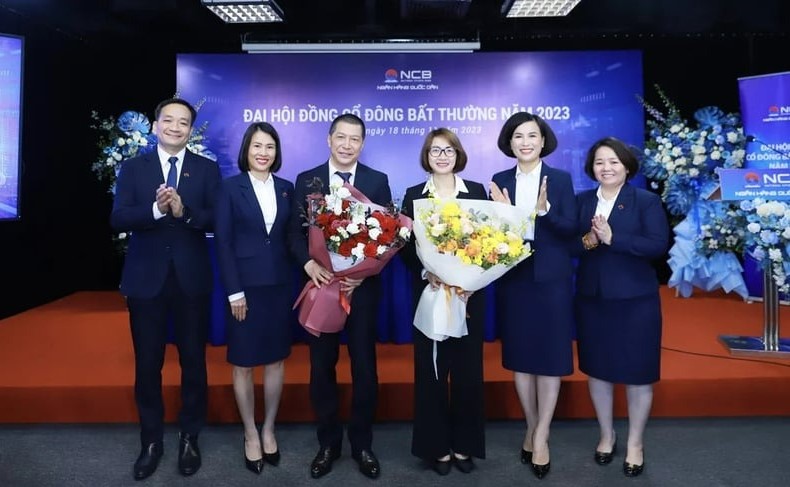 NCB's new board members Duong The Bang (third, left) and Nguyen Thi Hai Hoa (third, right). Photo courtesy of the bank.