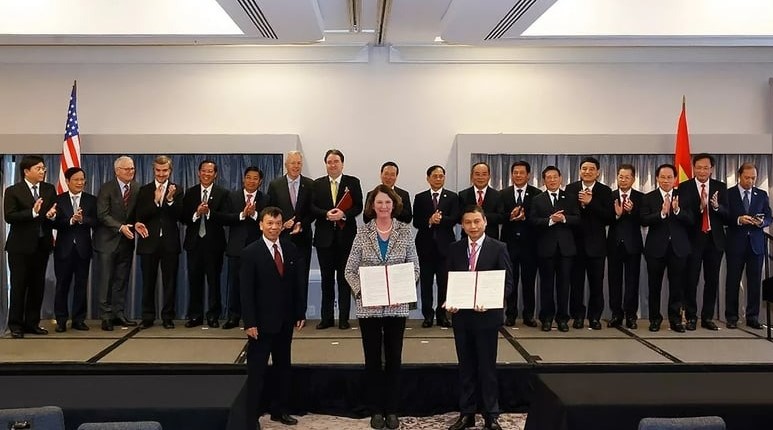Ho Ky Minh (left), Vice Chairman of Danang People's Committee, exchanged an MoU in San Francisco with Synopsys, represented by Deirdre Hanford and Lam Trinh, a Synopsys regional sales manager based in Vietnam. Photo courtesy of Synopsys.