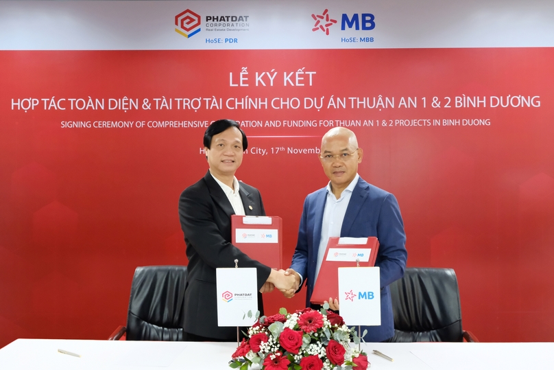 Bui Quang Anh Vu (left), CEO of Phat Dat, and Le Hoa Thuan, director of MBB's Saigon branch, exchange documents after signing a cooperation agreement in Ho Chi Minh City, November 17, 2023. Photo courtesy of Phat Dat.