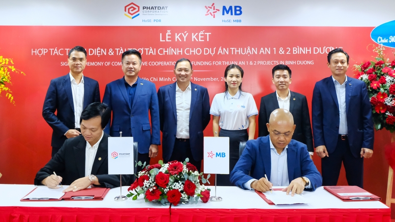Executives of realty firm Phat Dat and Military Bank sign a cooperation agreement in Ho Chi Minh City, November 17, 2023. Photo courtesy of PDR.
