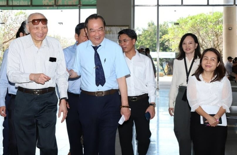 Chao Chung Lee (blue shirt), founder of Shing Mark University of Medicine and Pharmacy Hospital, introduces Shing Mark Hospital in Trang Bom district, Dong Nai province to Prof. Nguyen Mai (first, left), chairman of the Vietnam Association of Foreign Invested Enterprises (VAFIE), November 18, 2023. Photo courtesy of Shing Mark.