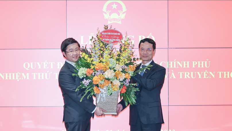 Minister of Information and Communications Nguyen Manh Hung (right) presents a bouquet, congratulating new deputy minister Bui Hoang Duong. Photo courtesy of the ministry.