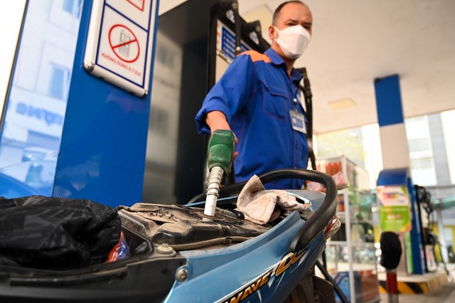 A gas station attendant pumps gasoline into a motorbike. Photo courtesy of the goverment's news portal.