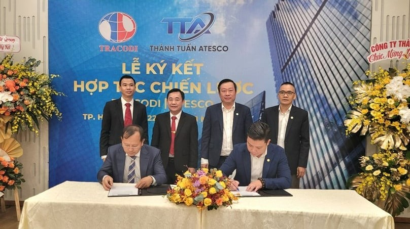 Tracodi CEO Pham Dang Khoa and deputy CEO of Thanh Tuan Atesco Nguyen Van Tuan sign a strategic cooperation agreement, November 22, 2023. Photo courtesy of Tracodi.