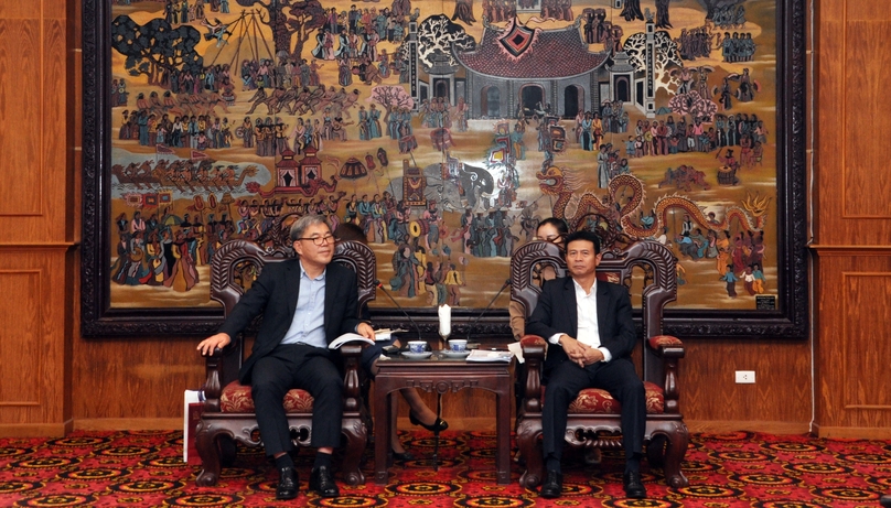 Vinh Phuc Vice Chairman Vu Chi Giang (right) and vice president Young-chan Lee of South Korean firm East-West Power meet in the northern province, November 22, 2023. Photo courtesy of Vinh Phuc newspaper.