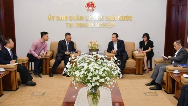 Nguyen Hoang Anh (center, right), chairman of the Commission for Management of State Capital at Enterprises, meets with Hu Guhua, deputy general director of China Rare Earth Group Co. in Hanoi, November 23, 2023. Photo courtesy of CMSC.