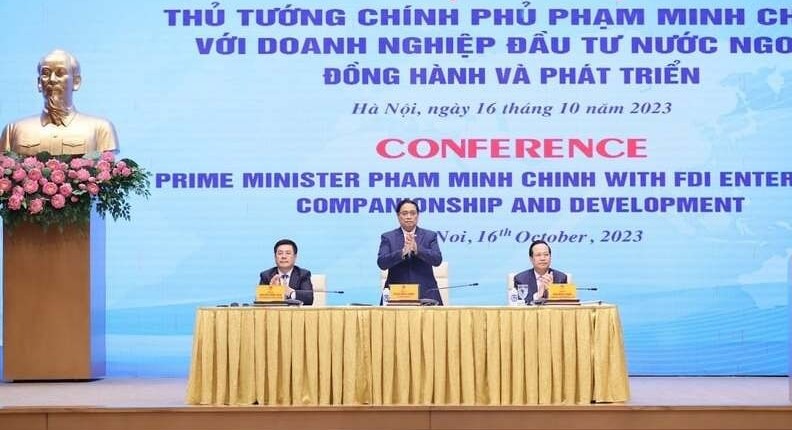 From left: Minister of Industry and Trade Nguyen Hong Dien, Prime Minister Pham Minh Chinh, Minister of Labor, Invalids, and Social Affairs Dao Ngoc Dung at a meeting with FDI firms in Hanoi, October 16, 2023. Photo courtesy of the government's news portal.
