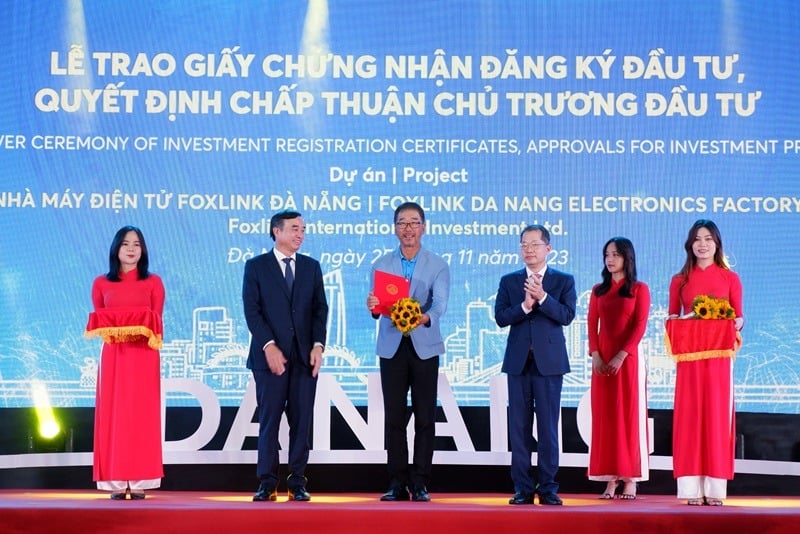 Đại diện Công ty TNHH Đầu tư Quốc tế Foxlink nhận giấy chứng nhận đầu tư từ chính quyền Đà Nẵng, ngày 25/11/2023. Ảnh do báo Đầu tư cung cấp.