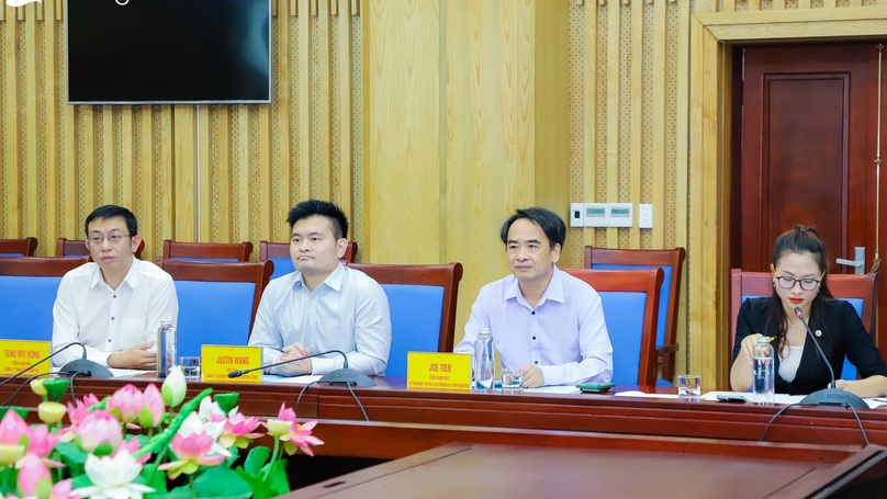Justin Wang (left, second), chairman of Radiant Opto-Electronics Corporation, meets with Nghe An authorities in the central province, November 28, 2023. Photo courtesy of Nghe An newspaper.