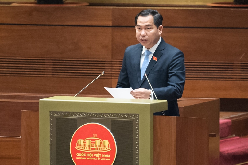 Le Quang Manh, head of the National Assembly's finance and budget committee, presents the draft resolution on global minimum tax prior to the approval vote, in Hanoi on November 29, 2023. Photo courtesy of the parliament.