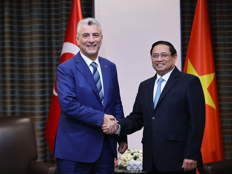 Prime Minister Pham Minh Chinh (right) and Turkish Minister of Trade Omer Bolat at a meeting in Ankara on November 29, 2023. Photo courtesy of the Vietnamese government's news portal.