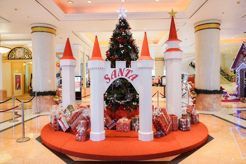 Hanoi Daewoo Hotel Lobby is splendidly decorated to welcome the 2023-2024 festive season.