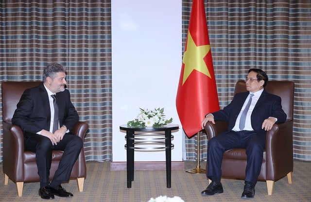Prime Minister Pham Minh Chinh meets with Hayat Holding CEO Avni Kigili in Ankara, November 29, 2023. Photo courtesy of the Vietnamese government's news portal.