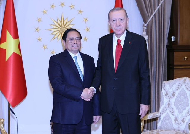 Turkish President Recep Tayyip Erdogan (right) shakes hands with Vietnamese Prime Minister Pham Minh Chinh in Ankara, November 29, 2023. Photo courtesy of the government's news portal.