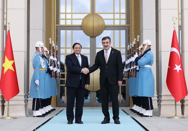 Turkish Vice President Cevdet Yilmaz (right) hosts an official reception for Vietnamese Prime Minister Pham Minh Chinh in Ankara, November 29, 2023. Photo courtesy of the government's news portal.
