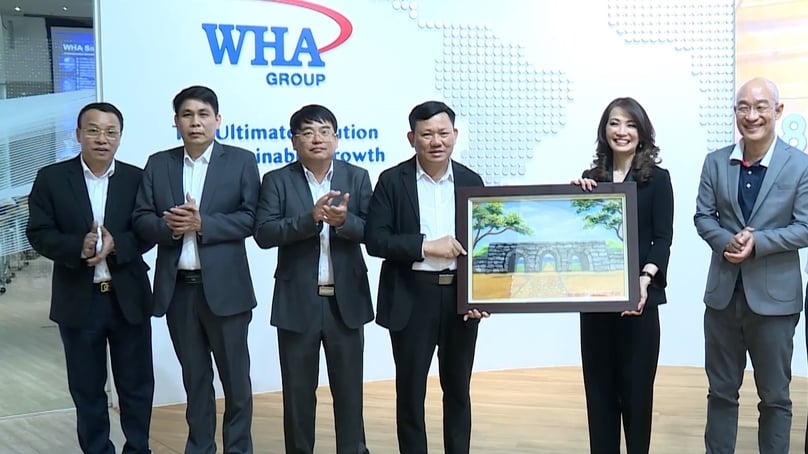 Thanh Hoa Vice Chairman Nguyen Van Thi (right, third) and Jareeporn Jarukornsakul (right, second), chairwoman and CEO of WHA Industrial Development, at a meeting in Bangkok on November 1, 2023. Photo courtesy of Thanh Hoa Television.