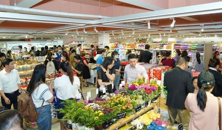 Customers shop for goods at a WinMart supermarket. Photo courtesy of Masan.