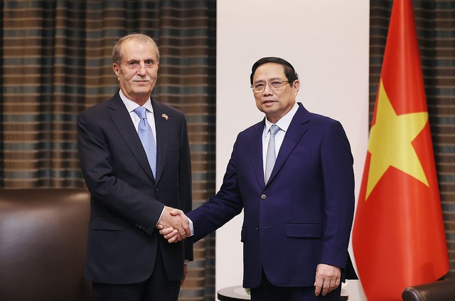 Vietnamese Prime Minister Pham Minh Chinh (right) shakes hands with Ibrahim Cecen, founder and chairman of IC Holdings in Ankara, Turkey, November 30, 2023. Photo courtesy of the Vietnamese government's news portal.