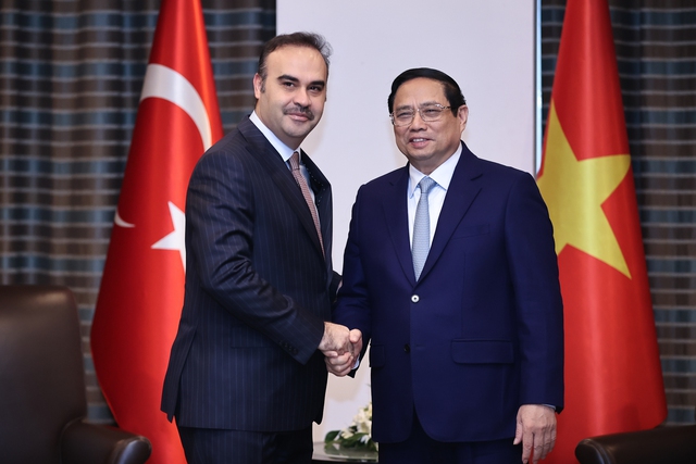 PM Pham Minh Chinh meets with Turkish Minister of Industry and Technology Mehmet Fatih Kacir in Ankara, Turkey, November 30, 2023. Photo courtesy of Vietnam News Agency.